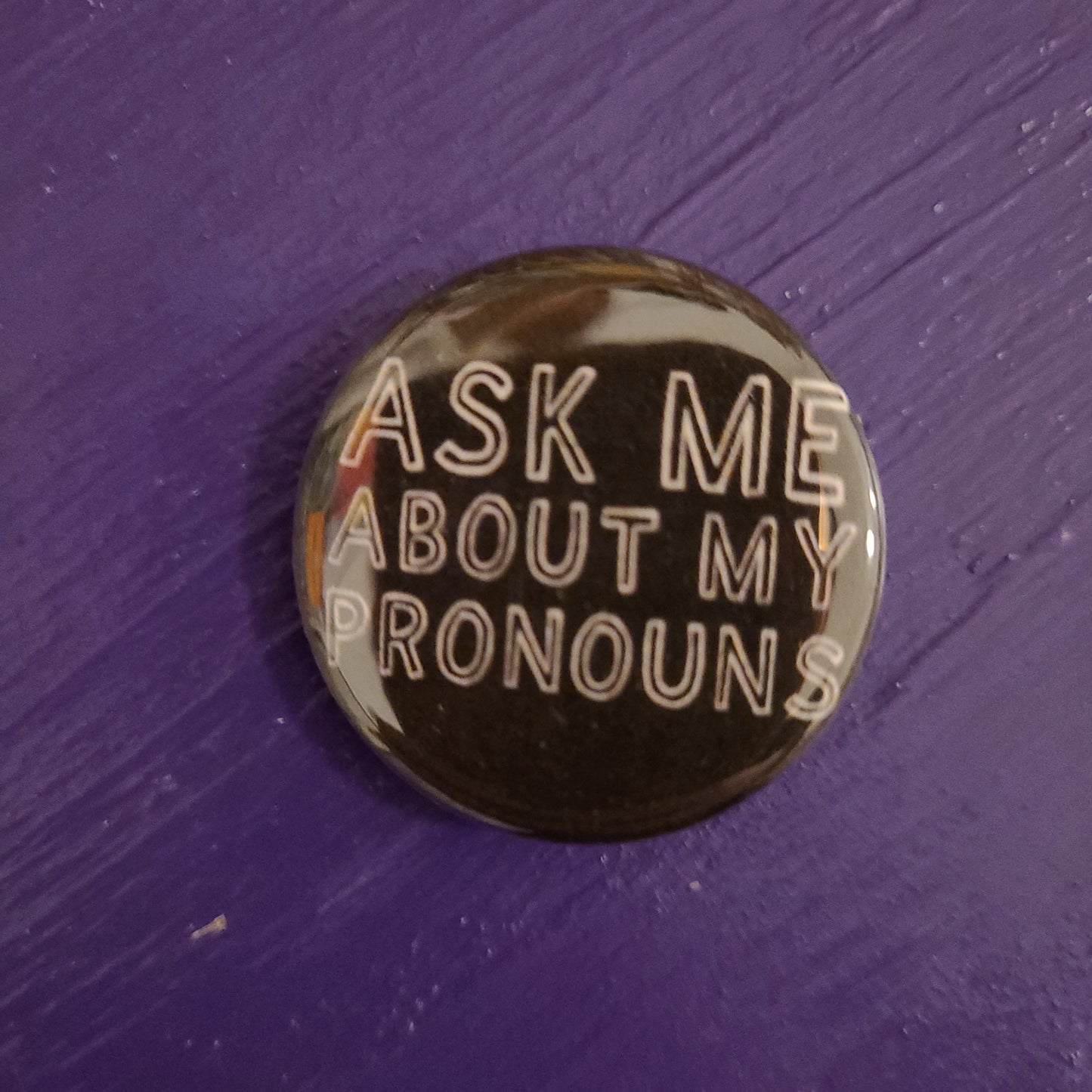 Pin - Ask me about my pronouns (vit text)