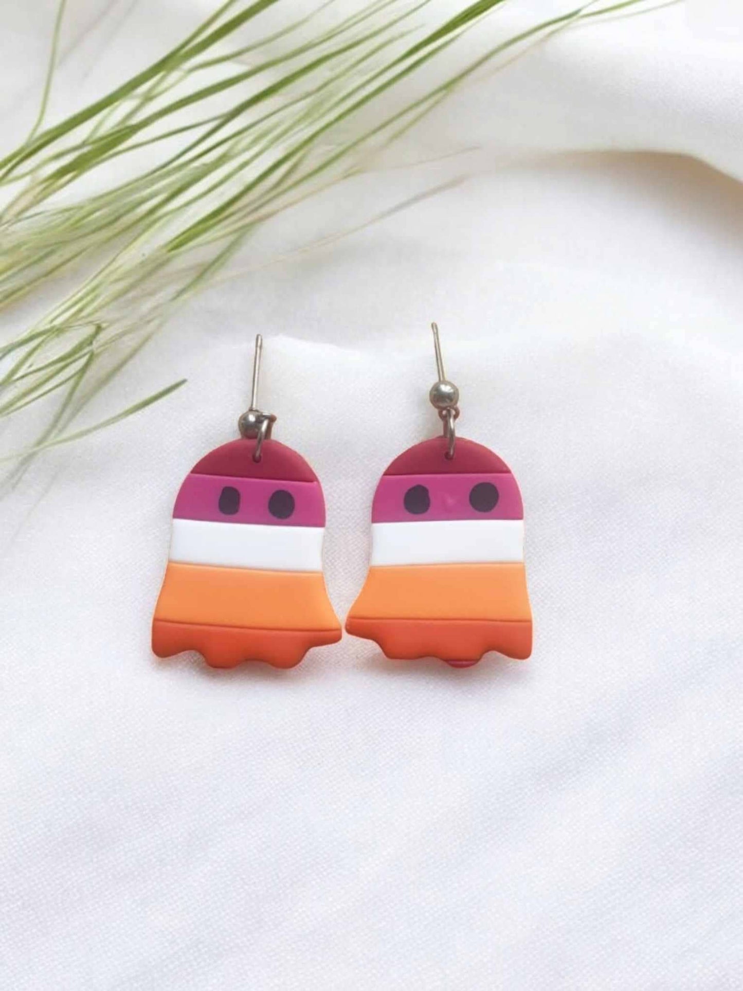 Örhängen/Earrings: Lesbian Ghosts