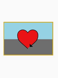 En emajlpin med en autosexuell flagga, som är ljusblå och grå, med ett rött hjärta i mitten med en svart pil som kant.