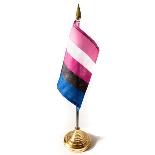 Liten genderfluid flagga på pinne